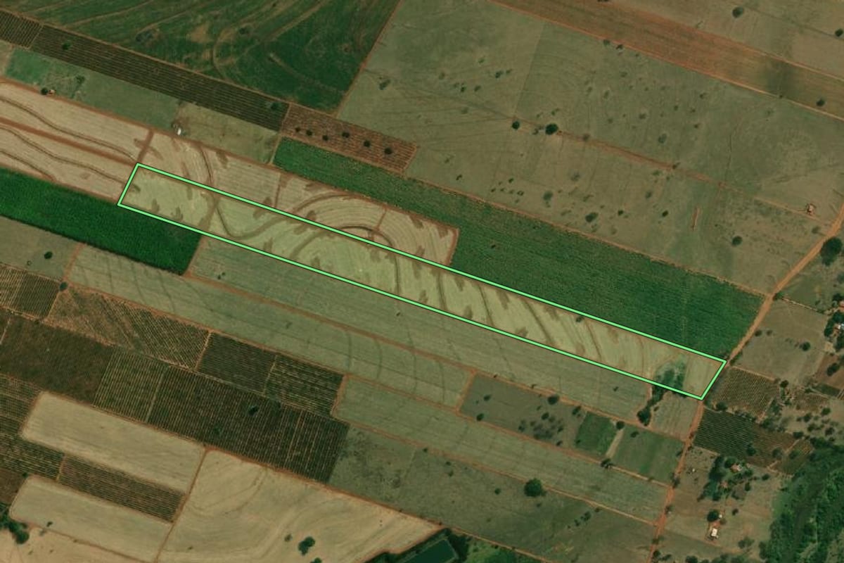 Imagem de satélite do imóvel rural em São João do Pau d'Alho (SP), com o contorno declarado no CAR desenhado por cima.