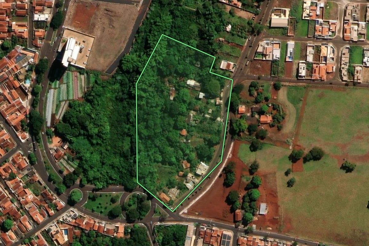 Imagem de satélite do imóvel rural em São Joaquim da Barra (SP), com o contorno declarado no CAR desenhado por cima.