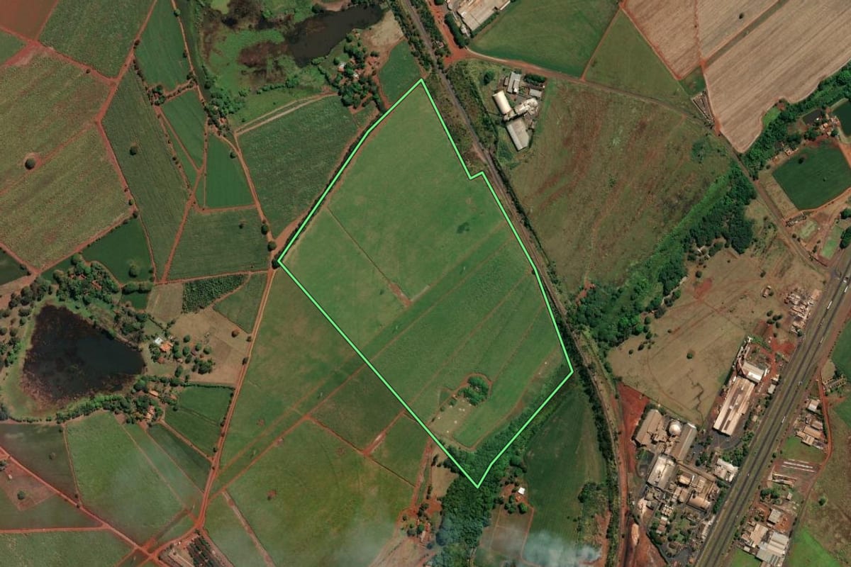 Imagem de satélite do imóvel rural em São Joaquim da Barra (SP), com o contorno declarado no CAR desenhado por cima.