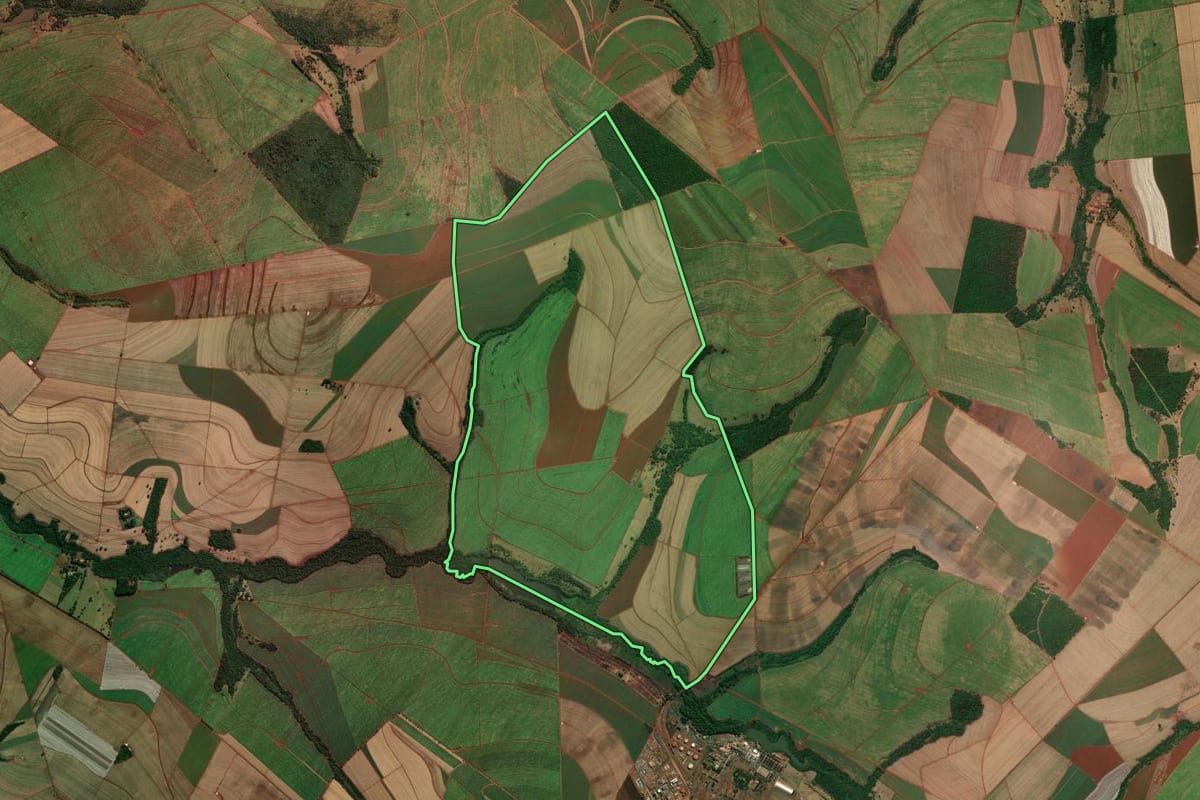 Imagem de satélite do imóvel rural em São Joaquim da Barra (SP), com o contorno declarado no CAR desenhado por cima.