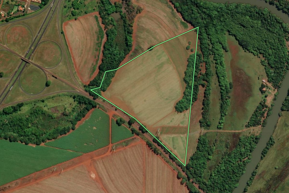 Imagem de satélite do imóvel rural em São Joaquim da Barra (SP), com o contorno declarado no CAR desenhado por cima.
