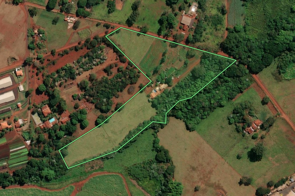 Imagem de satélite do imóvel rural em São Joaquim da Barra (SP), com o contorno declarado no CAR desenhado por cima.
