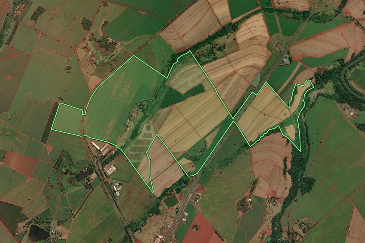 Imagem de satélite do imóvel rural em São Joaquim da Barra (SP), com o contorno declarado no CAR desenhado por cima.