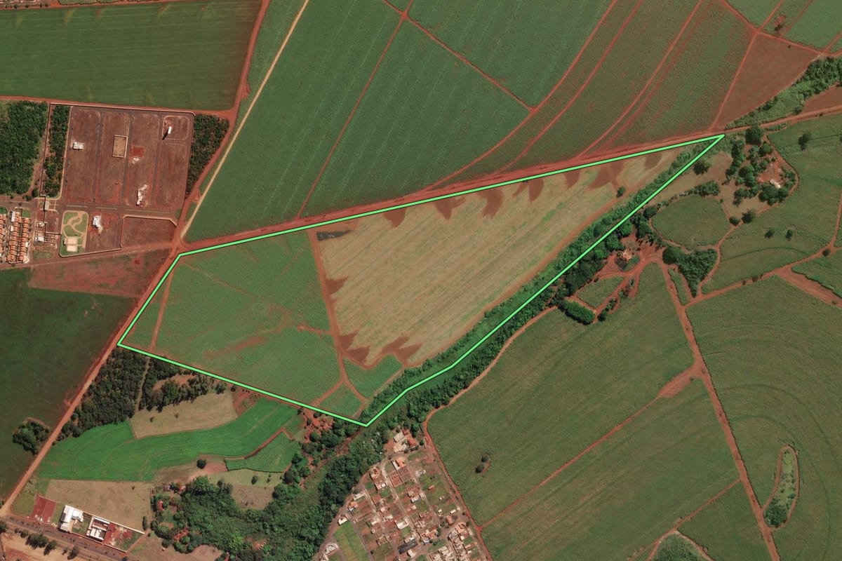 Imagem de satélite do imóvel rural em São Joaquim da Barra (SP), com o contorno declarado no CAR desenhado por cima.