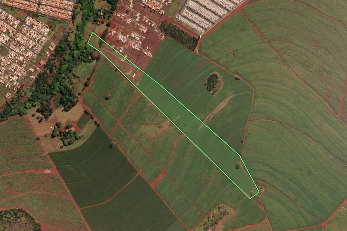 Imagem de satélite do imóvel rural em São Joaquim da Barra (SP), com o contorno declarado no CAR desenhado por cima.