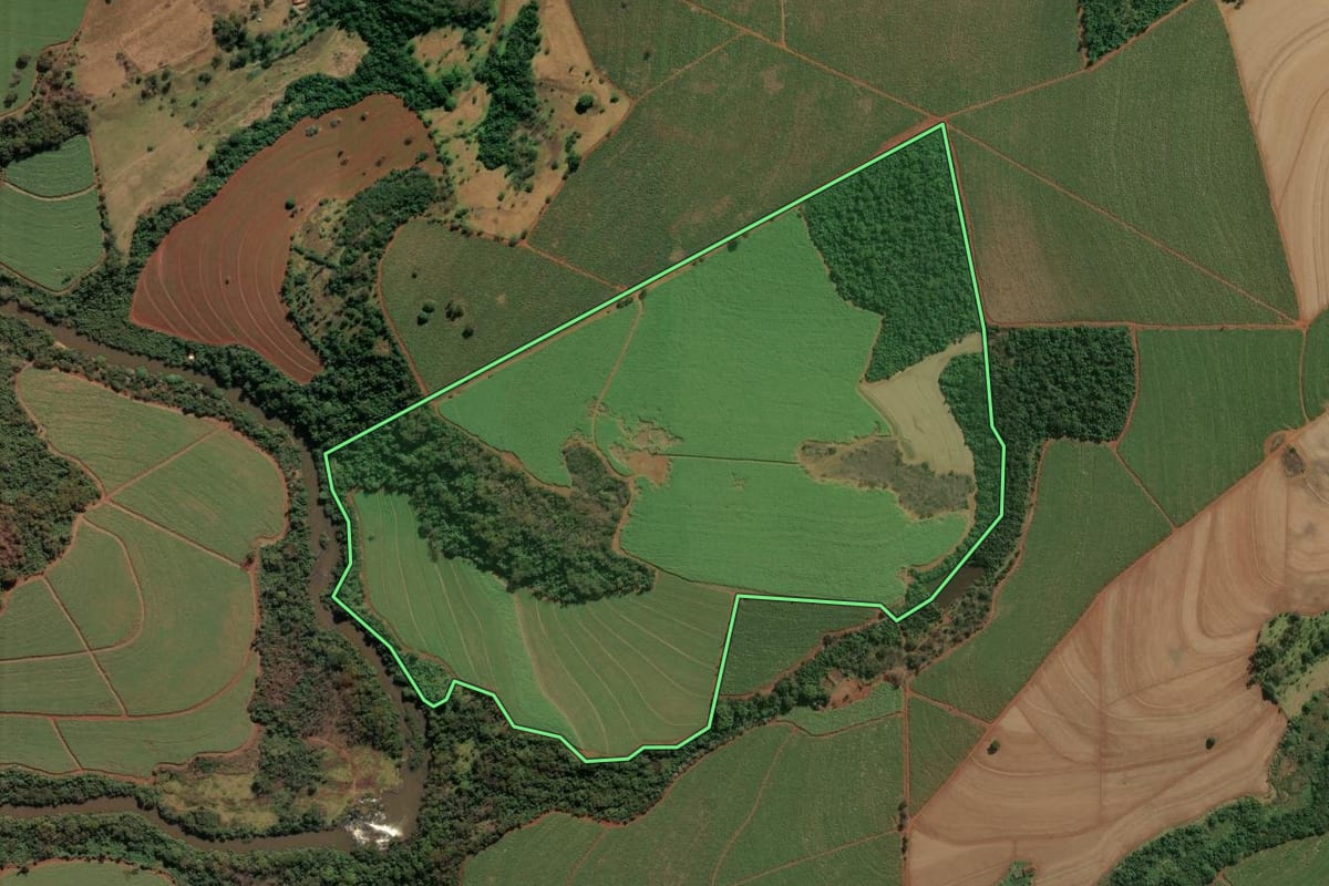 Imagem de satélite do imóvel rural em São José da Bela Vista (SP), com o contorno declarado no CAR desenhado por cima.