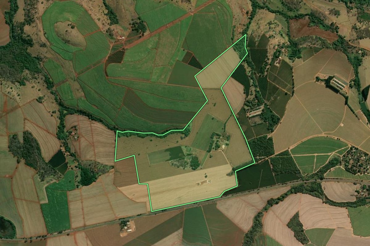 Imagem de satélite do imóvel rural em São José da Bela Vista (SP), com o contorno declarado no CAR desenhado por cima.