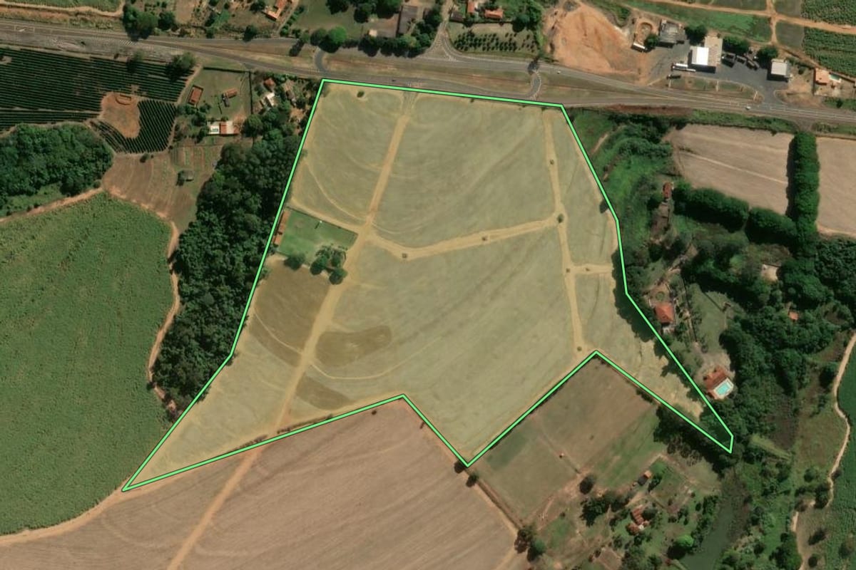 Imagem de satélite do imóvel rural em São José da Bela Vista (SP), com o contorno declarado no CAR desenhado por cima.