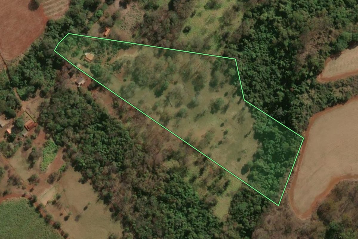 Imagem de satélite do imóvel rural em São José da Bela Vista (SP), com o contorno declarado no CAR desenhado por cima.