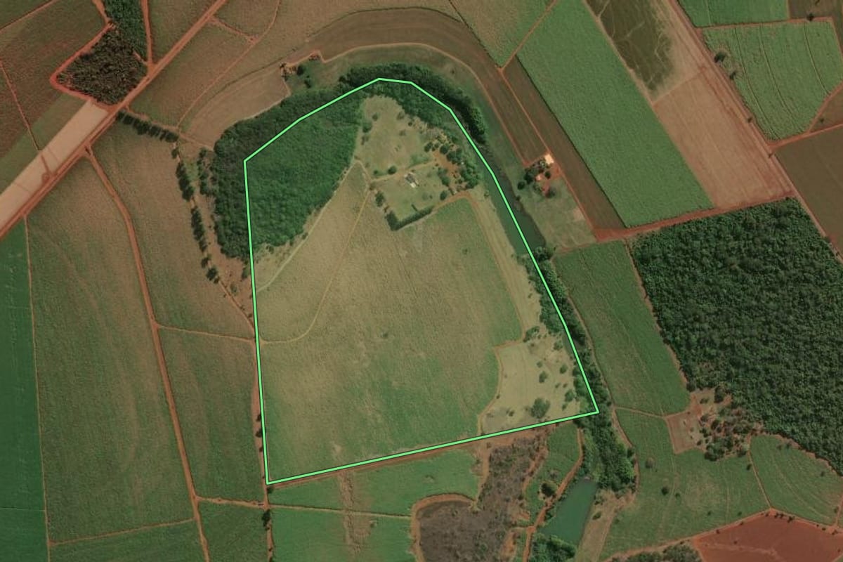 Imagem de satélite do imóvel rural em São José da Bela Vista (SP), com o contorno declarado no CAR desenhado por cima.