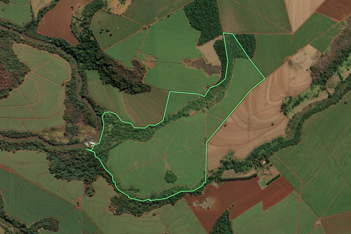 Imagem de satélite do imóvel rural em São José da Bela Vista (SP), com o contorno declarado no CAR desenhado por cima.