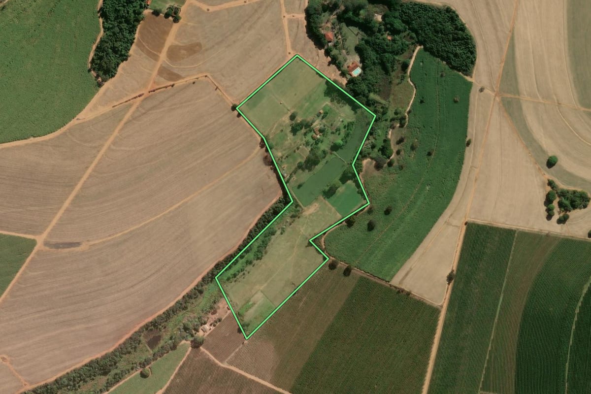 Imagem de satélite do imóvel rural em São José da Bela Vista (SP), com o contorno declarado no CAR desenhado por cima.