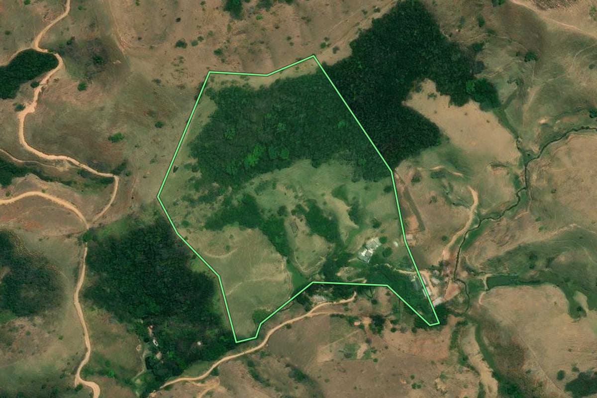 Imagem de satélite do imóvel rural em São José do Barreiro (SP), com o contorno declarado no CAR desenhado por cima.