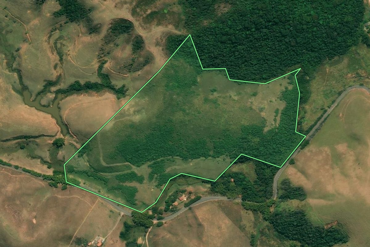 Imagem de satélite do imóvel rural em São José do Barreiro (SP), com o contorno declarado no CAR desenhado por cima.