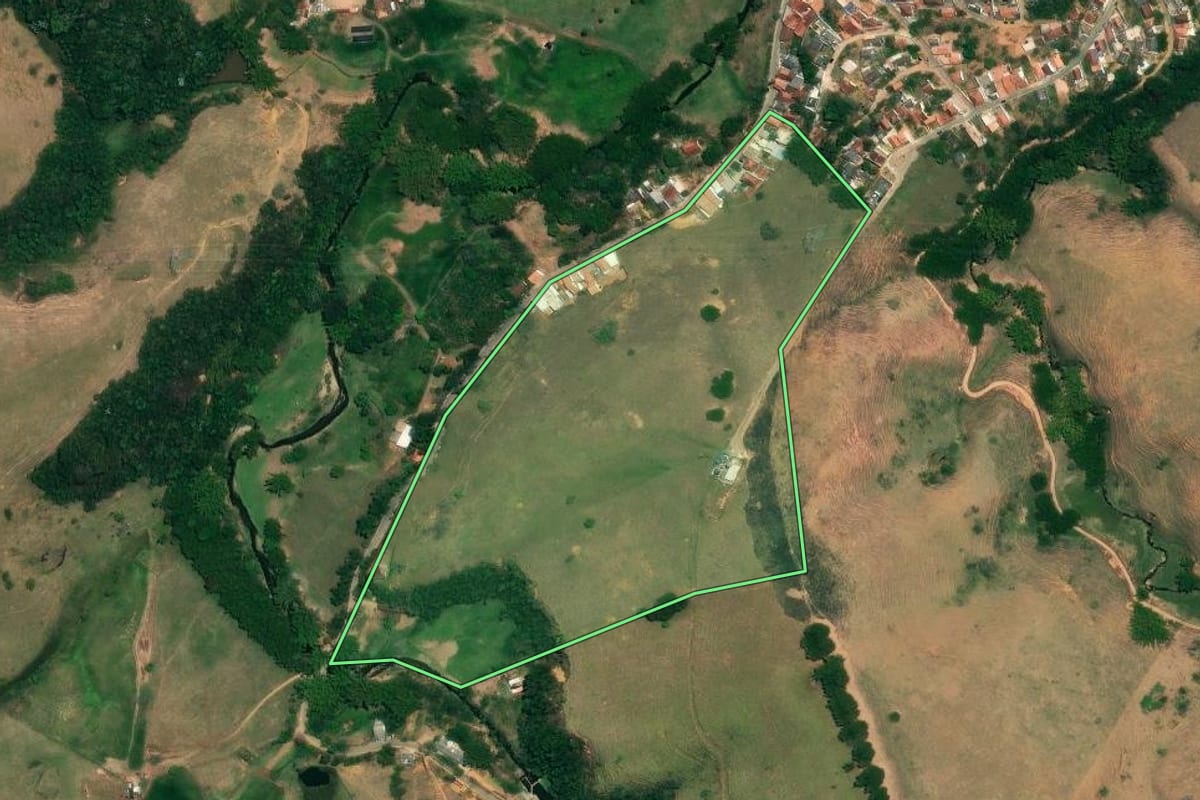 Imagem de satélite do imóvel rural em São José do Barreiro (SP), com o contorno declarado no CAR desenhado por cima.