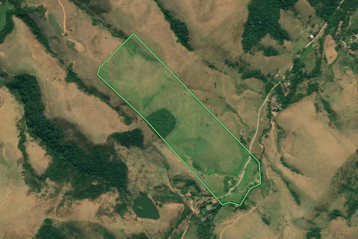 Imagem de satélite do imóvel rural em São José do Barreiro (SP), com o contorno declarado no CAR desenhado por cima.