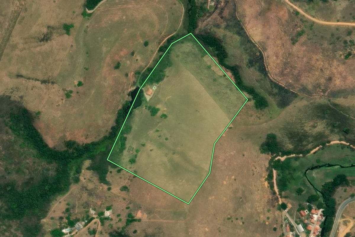 Imagem de satélite do imóvel rural em São José do Barreiro (SP), com o contorno declarado no CAR desenhado por cima.