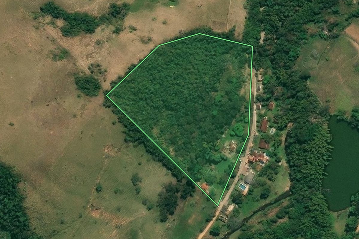 Imagem de satélite do imóvel rural em São José do Barreiro (SP), com o contorno declarado no CAR desenhado por cima.