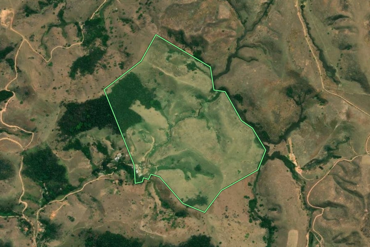Imagem de satélite do imóvel rural em São José do Barreiro (SP), com o contorno declarado no CAR desenhado por cima.