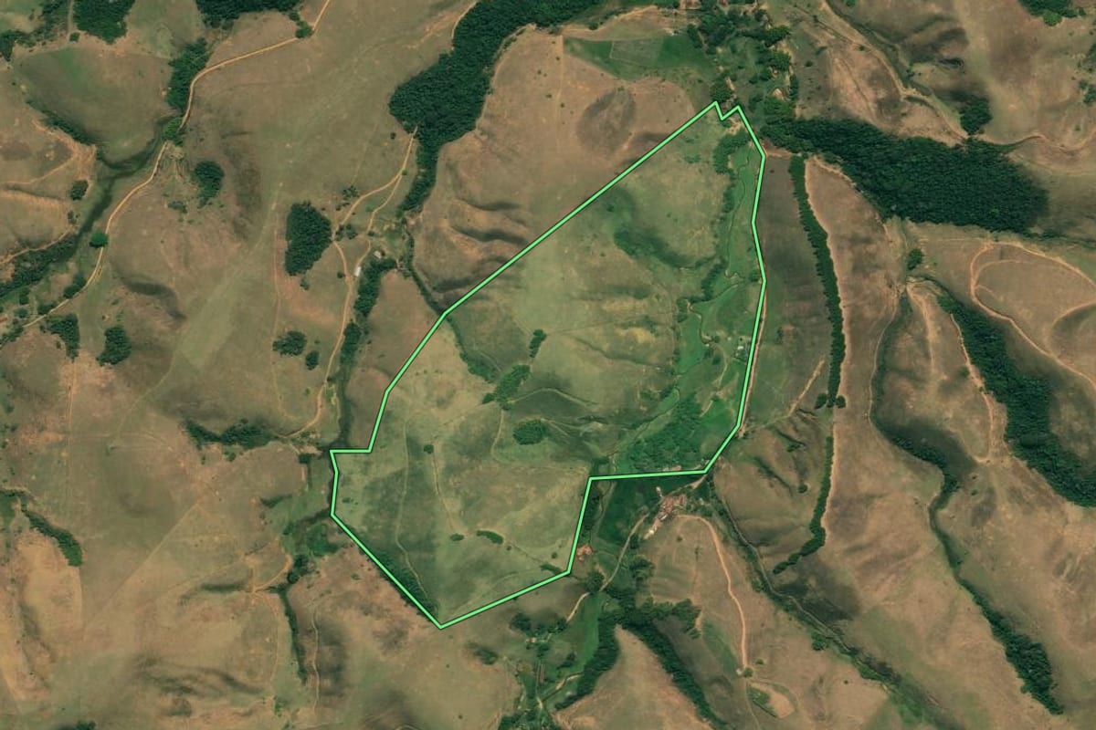 Imagem de satélite do imóvel rural em São José do Barreiro (SP), com o contorno declarado no CAR desenhado por cima.