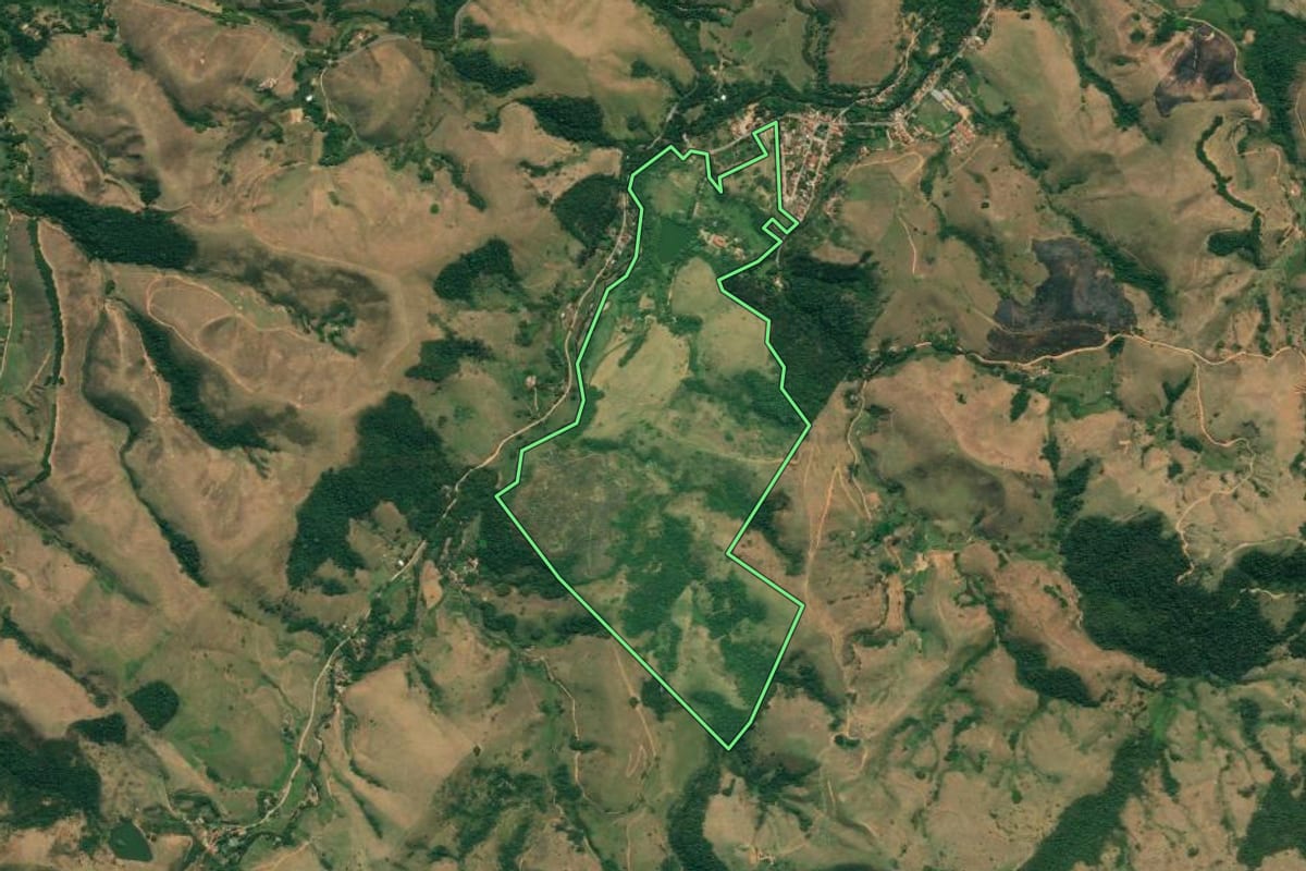 Imagem de satélite do imóvel rural em São José do Barreiro (SP), com o contorno declarado no CAR desenhado por cima.