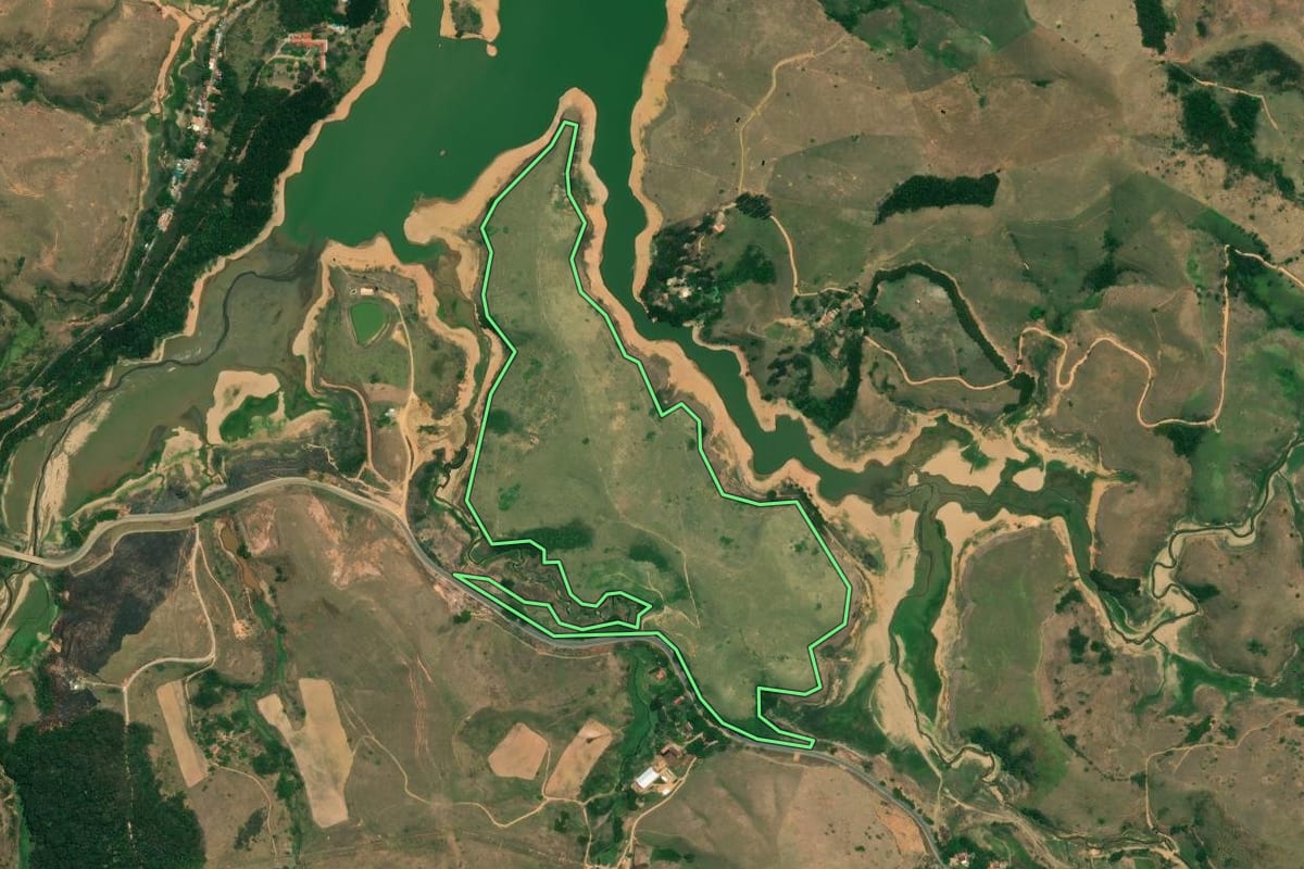 Imagem de satélite do imóvel rural em São José do Barreiro (SP), com o contorno declarado no CAR desenhado por cima.