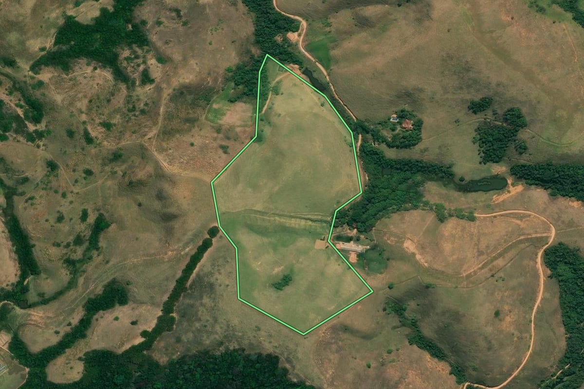 Imagem de satélite do imóvel rural em São José do Barreiro (SP), com o contorno declarado no CAR desenhado por cima.