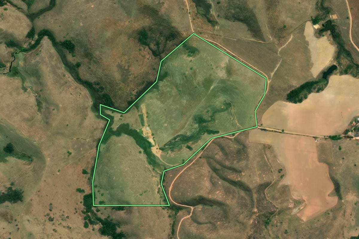 Imagem de satélite do imóvel rural em São José do Barreiro (SP), com o contorno declarado no CAR desenhado por cima.