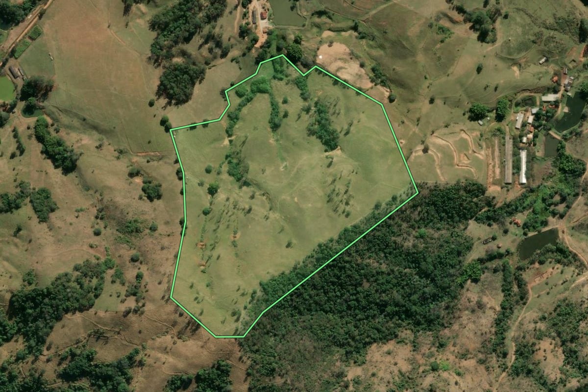 Imagem de satélite do imóvel rural em São José do Rio Pardo (SP), com o contorno declarado no CAR desenhado por cima.