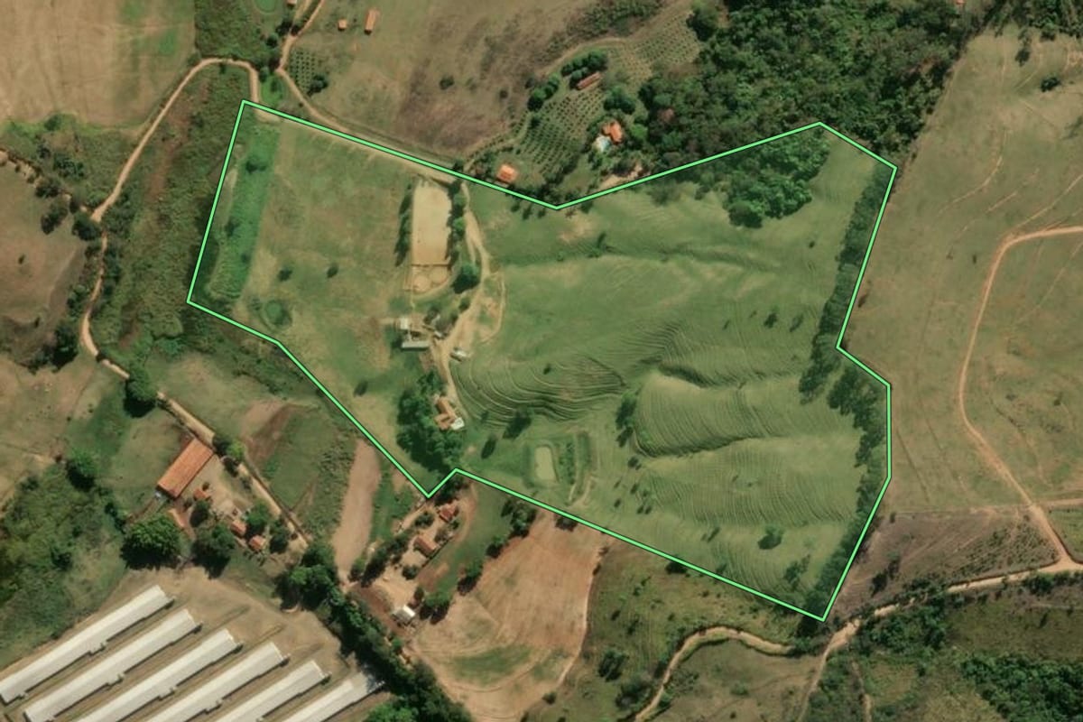 Imagem de satélite do imóvel rural em São José do Rio Pardo (SP), com o contorno declarado no CAR desenhado por cima.