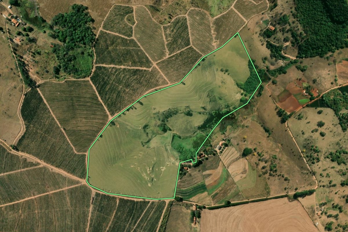 Imagem de satélite do imóvel rural em São José do Rio Pardo (SP), com o contorno declarado no CAR desenhado por cima.
