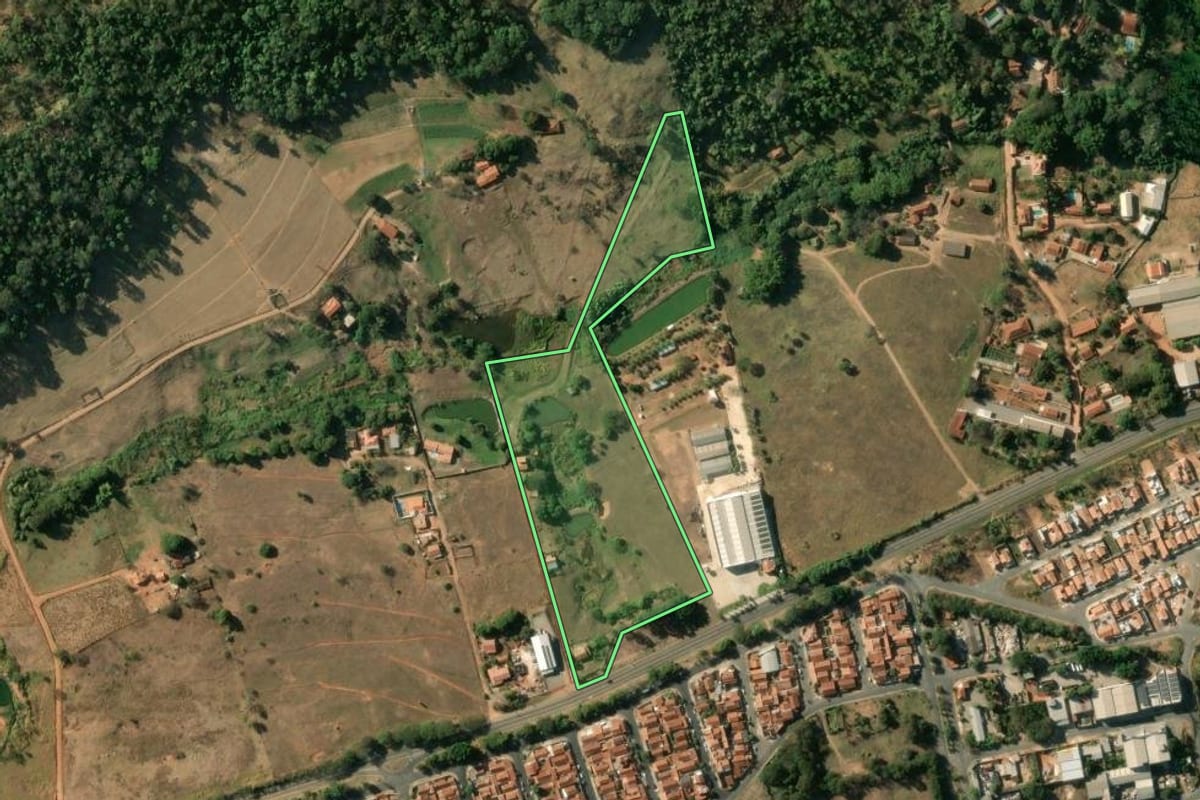 Imagem de satélite do imóvel rural em São José do Rio Pardo (SP), com o contorno declarado no CAR desenhado por cima.