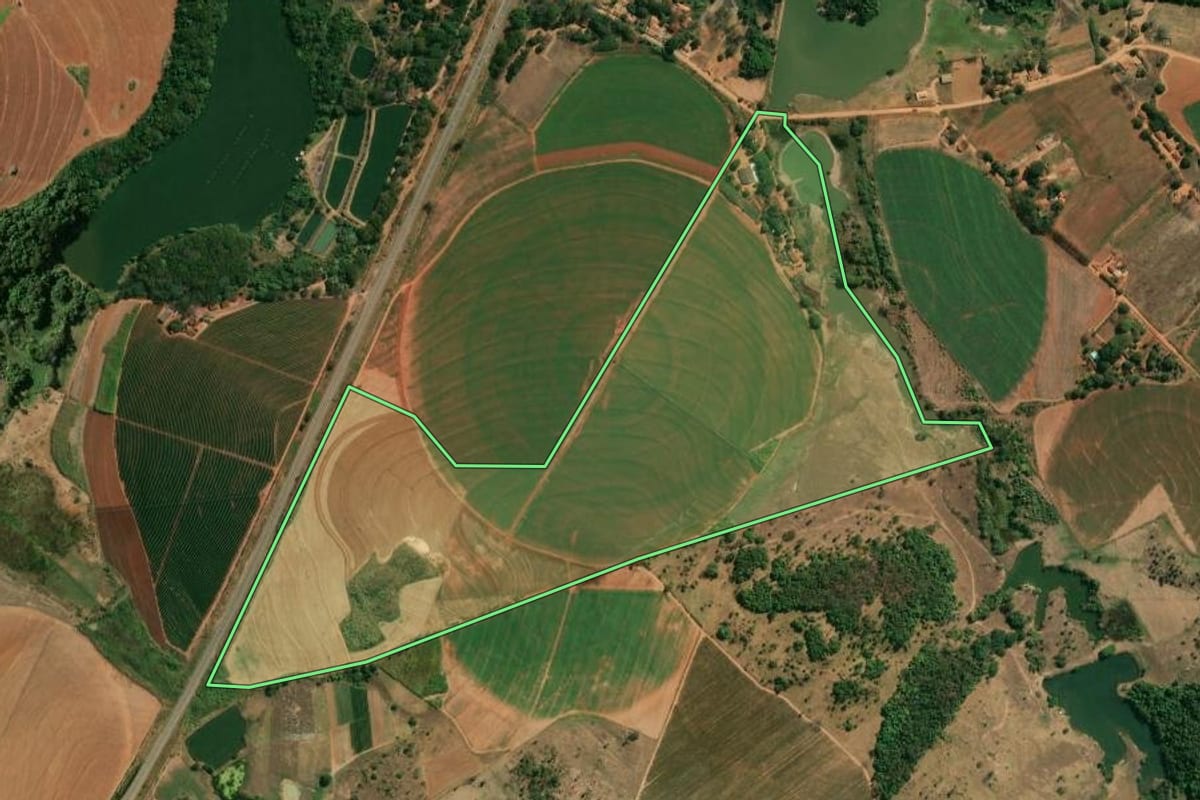 Imagem de satélite do imóvel rural em São José do Rio Pardo (SP), com o contorno declarado no CAR desenhado por cima.