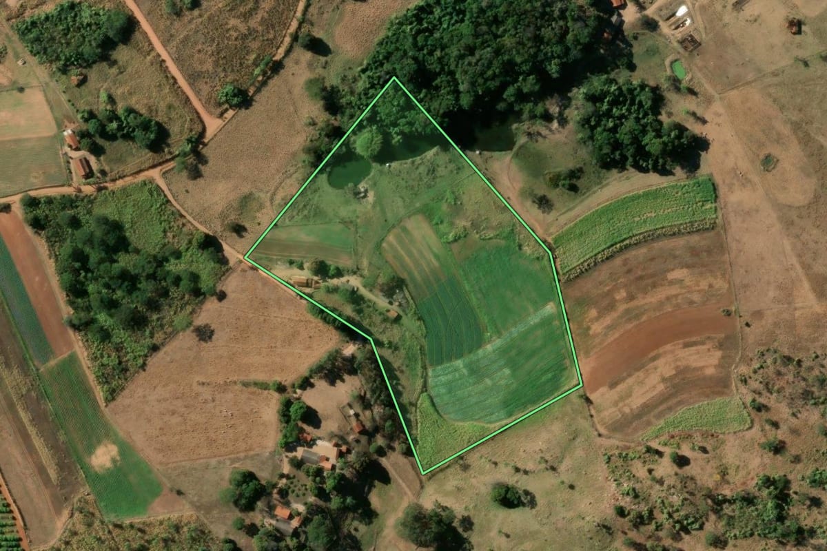 Imagem de satélite do imóvel rural em São José do Rio Pardo (SP), com o contorno declarado no CAR desenhado por cima.