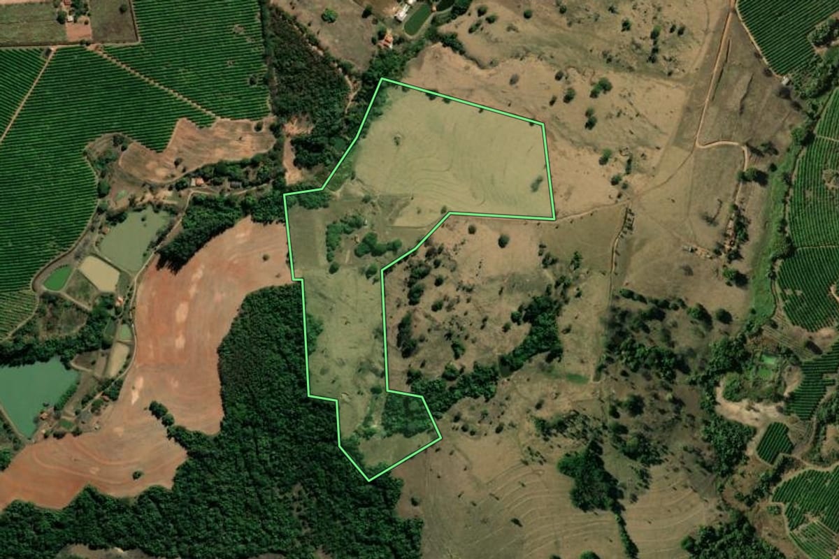 Imagem de satélite do imóvel rural em São José do Rio Pardo (SP), com o contorno declarado no CAR desenhado por cima.
