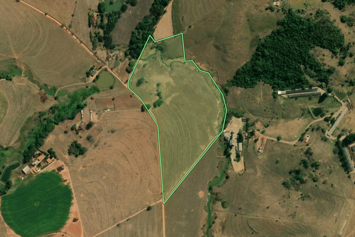 Imagem de satélite do imóvel rural em São José do Rio Pardo (SP), com o contorno declarado no CAR desenhado por cima.