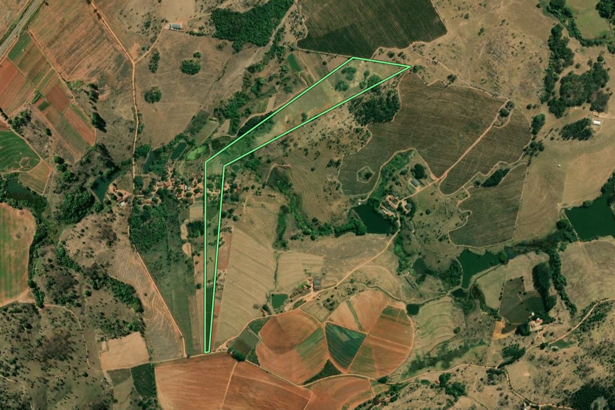 Imagem de satélite do imóvel rural em São José do Rio Pardo (SP), com o contorno declarado no CAR desenhado por cima.