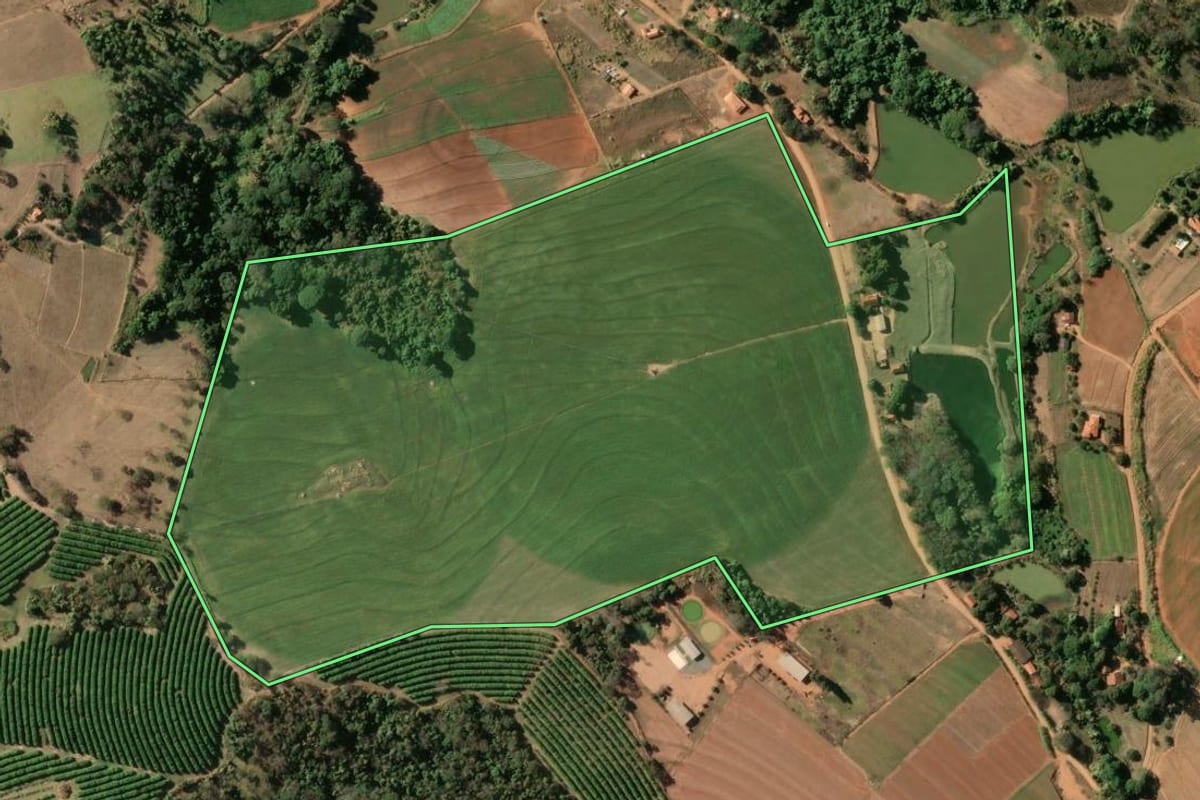 Imagem de satélite do imóvel rural em São José do Rio Pardo (SP), com o contorno declarado no CAR desenhado por cima.