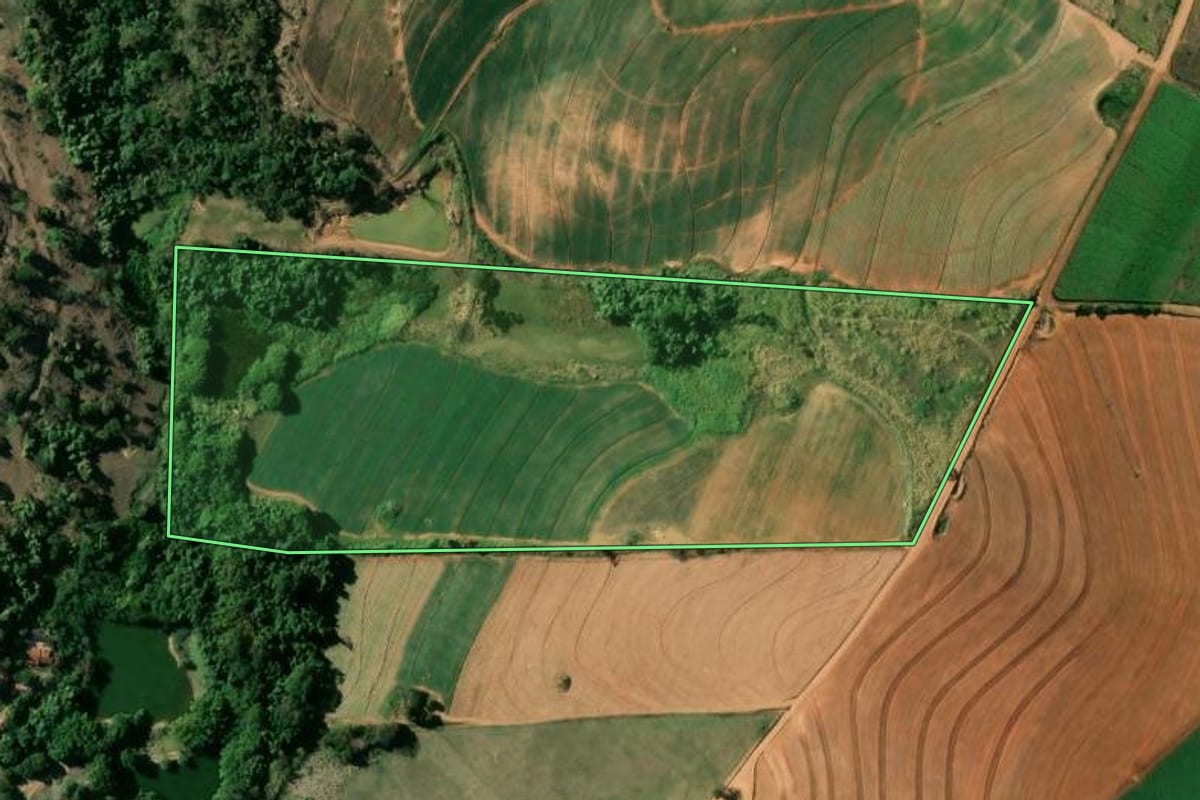 Imagem de satélite do imóvel rural em São José do Rio Pardo (SP), com o contorno declarado no CAR desenhado por cima.