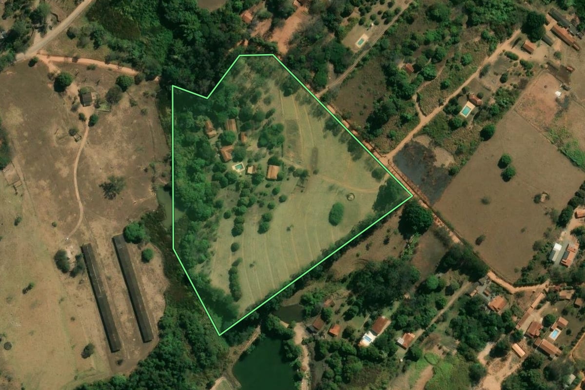 Imagem de satélite do imóvel rural em São José do Rio Pardo (SP), com o contorno declarado no CAR desenhado por cima.