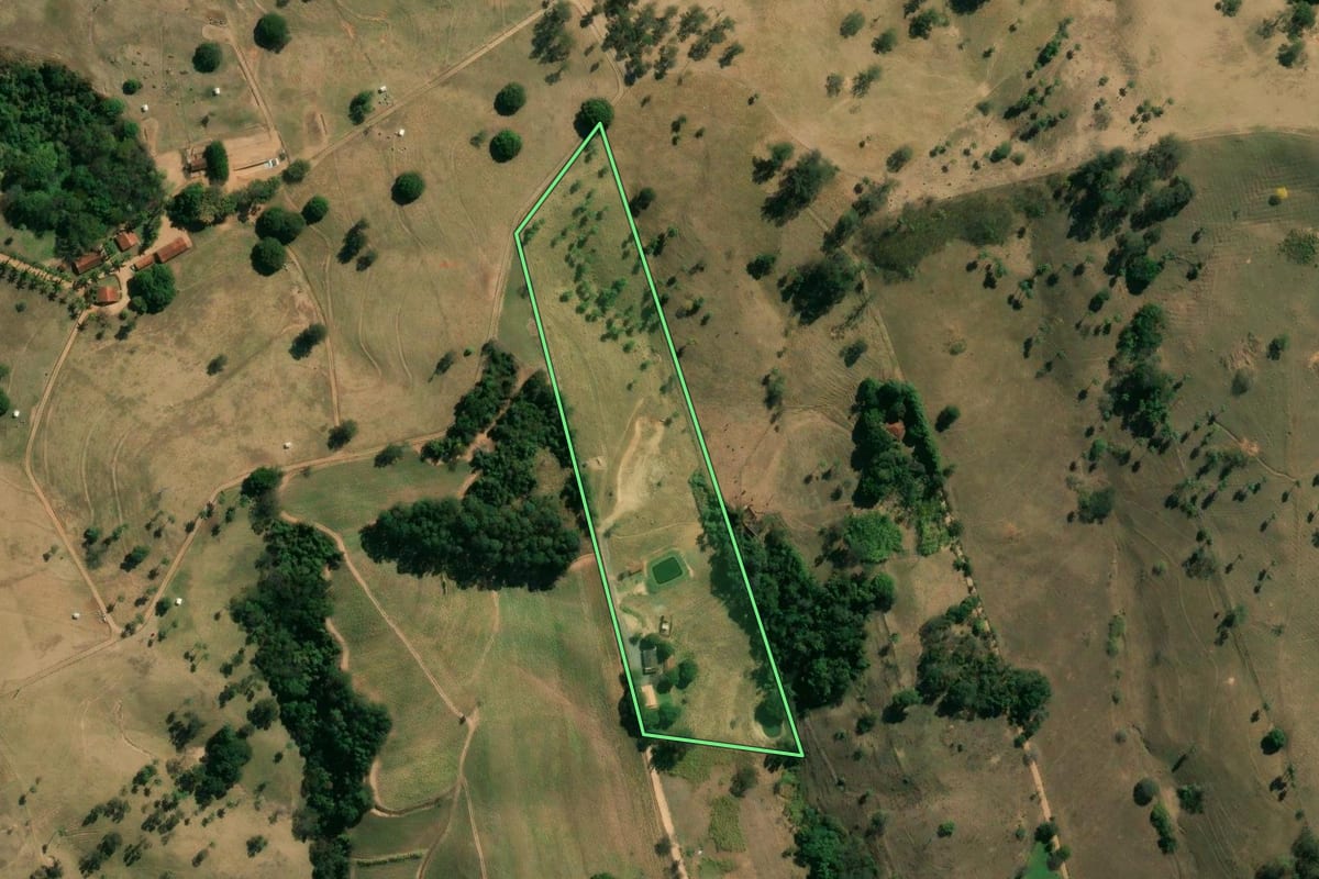 Imagem de satélite do imóvel rural em São José do Rio Pardo (SP), com o contorno declarado no CAR desenhado por cima.