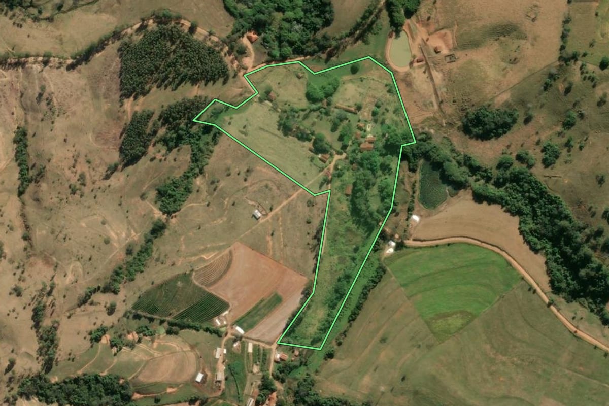 Imagem de satélite do imóvel rural em São José do Rio Pardo (SP), com o contorno declarado no CAR desenhado por cima.