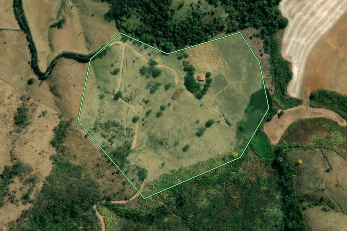 Imagem de satélite do imóvel rural em São José do Rio Pardo (SP), com o contorno declarado no CAR desenhado por cima.