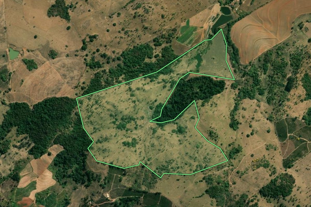 Imagem de satélite do imóvel rural em São José do Rio Pardo (SP), com o contorno declarado no CAR desenhado por cima.