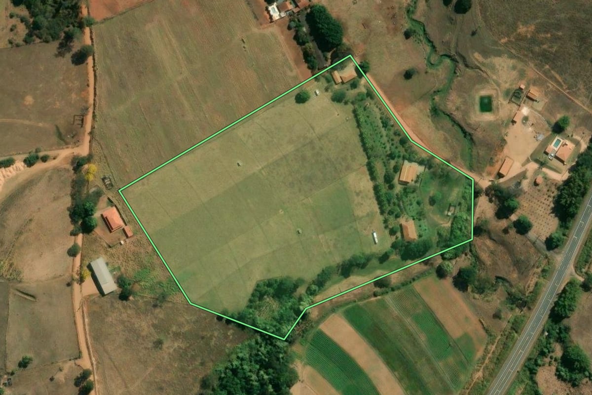 Imagem de satélite do imóvel rural em São José do Rio Pardo (SP), com o contorno declarado no CAR desenhado por cima.
