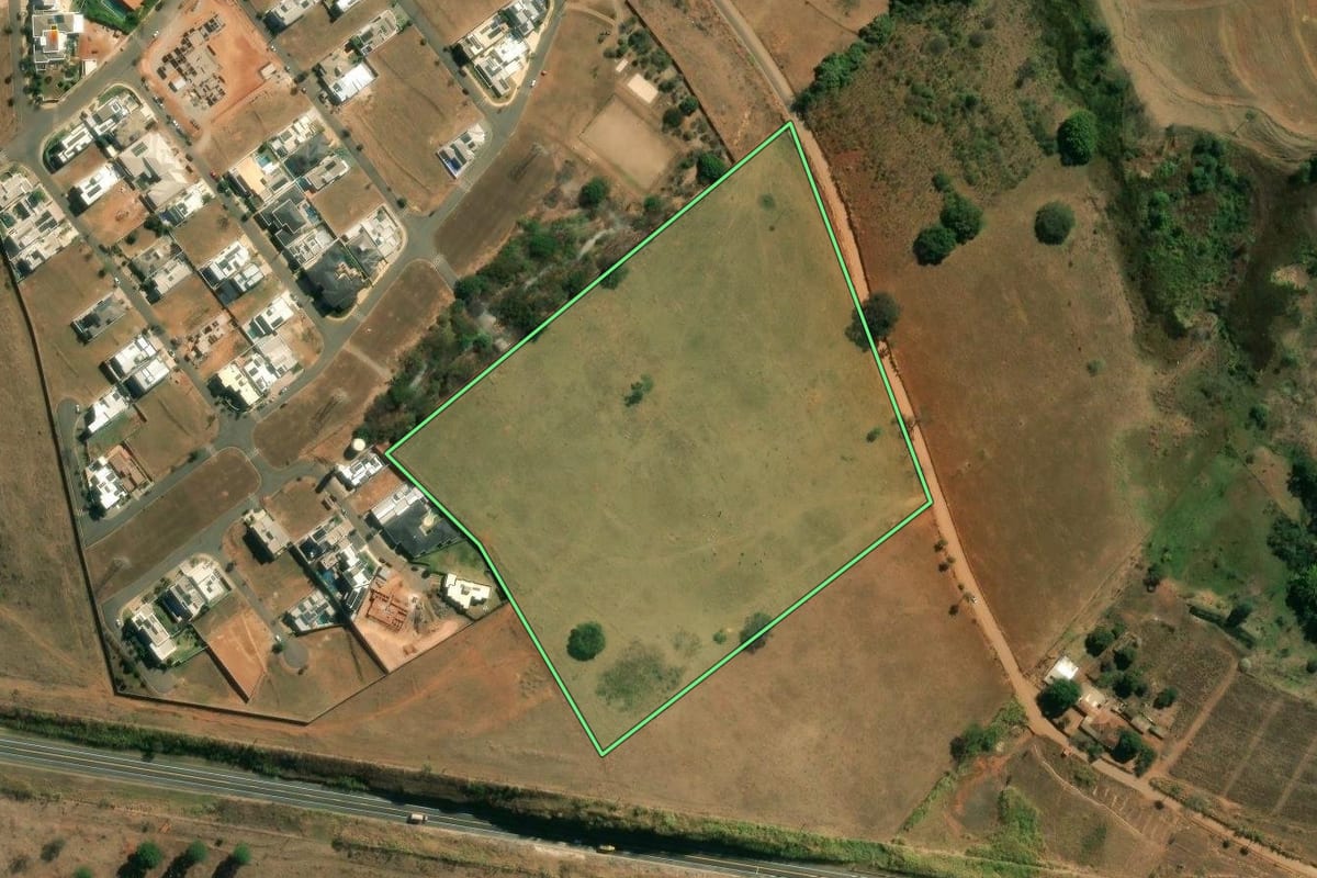 Imagem de satélite do imóvel rural em São José do Rio Pardo (SP), com o contorno declarado no CAR desenhado por cima.