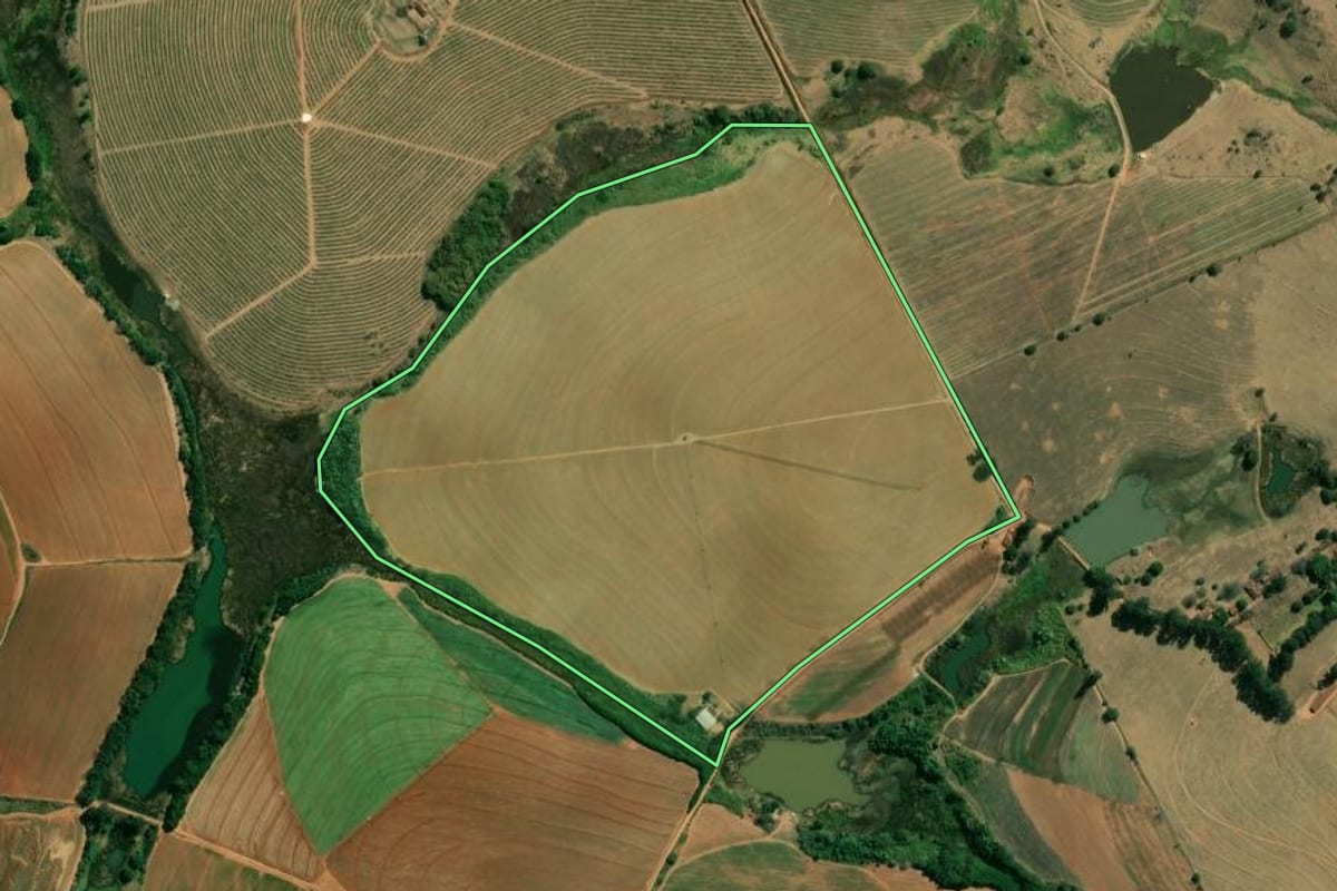 Imagem de satélite do imóvel rural em São José do Rio Pardo (SP), com o contorno declarado no CAR desenhado por cima.