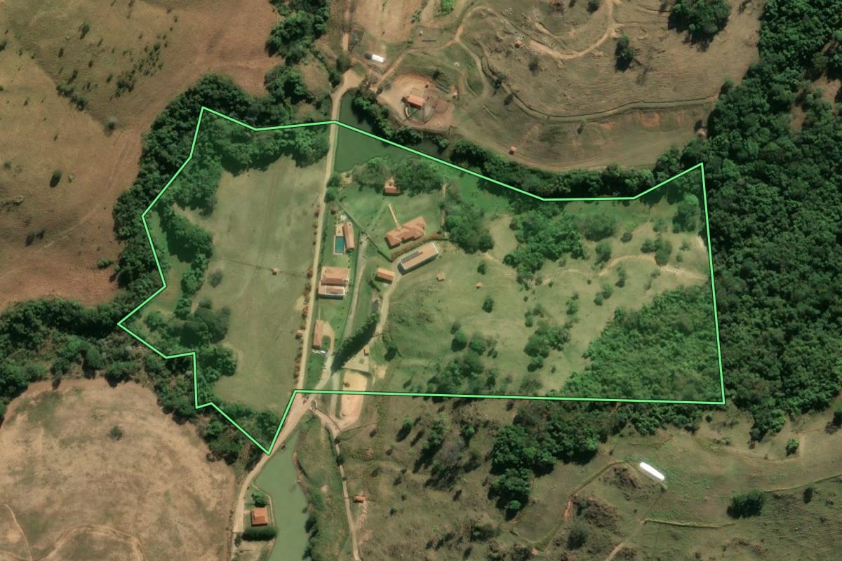 Imagem de satélite do imóvel rural em São José do Rio Pardo (SP), com o contorno declarado no CAR desenhado por cima.
