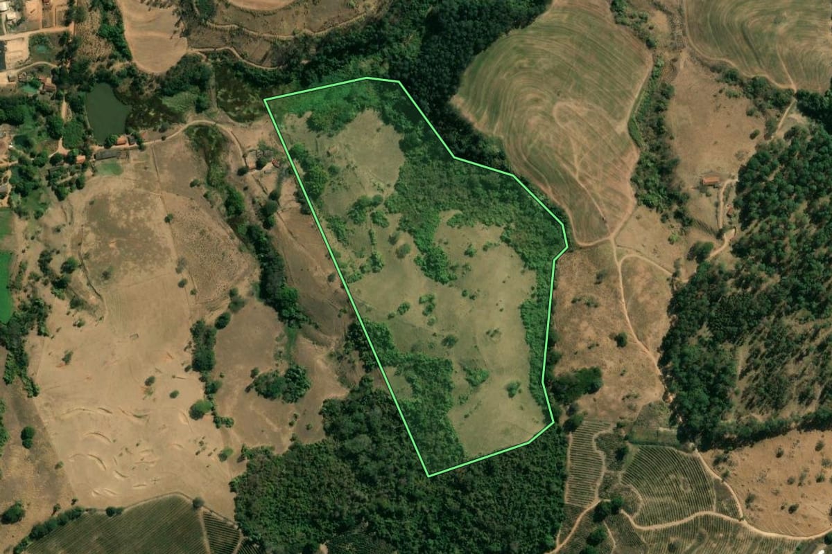 Imagem de satélite do imóvel rural em São José do Rio Pardo (SP), com o contorno declarado no CAR desenhado por cima.