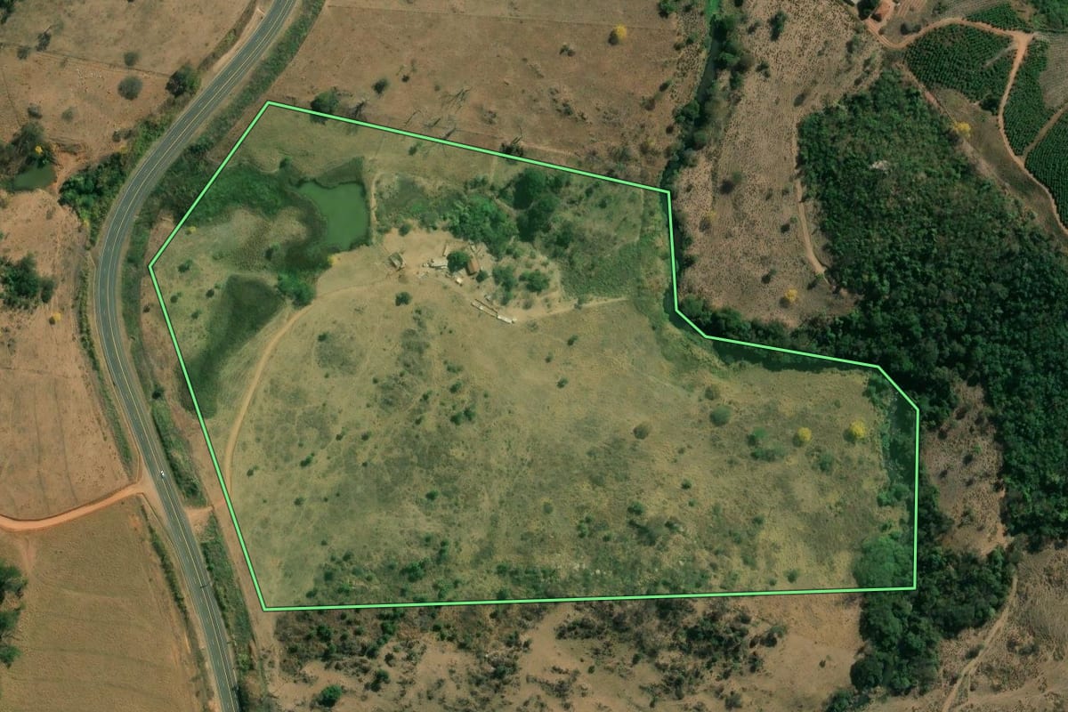 Imagem de satélite do imóvel rural em São José do Rio Pardo (SP), com o contorno declarado no CAR desenhado por cima.